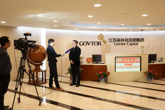 12月12日，江蘇視客光電新材料有限公司與江蘇高科技投資高投集團核心企業——毅達資本在江蘇高投集團總部舉行戰略合作簽約儀式。