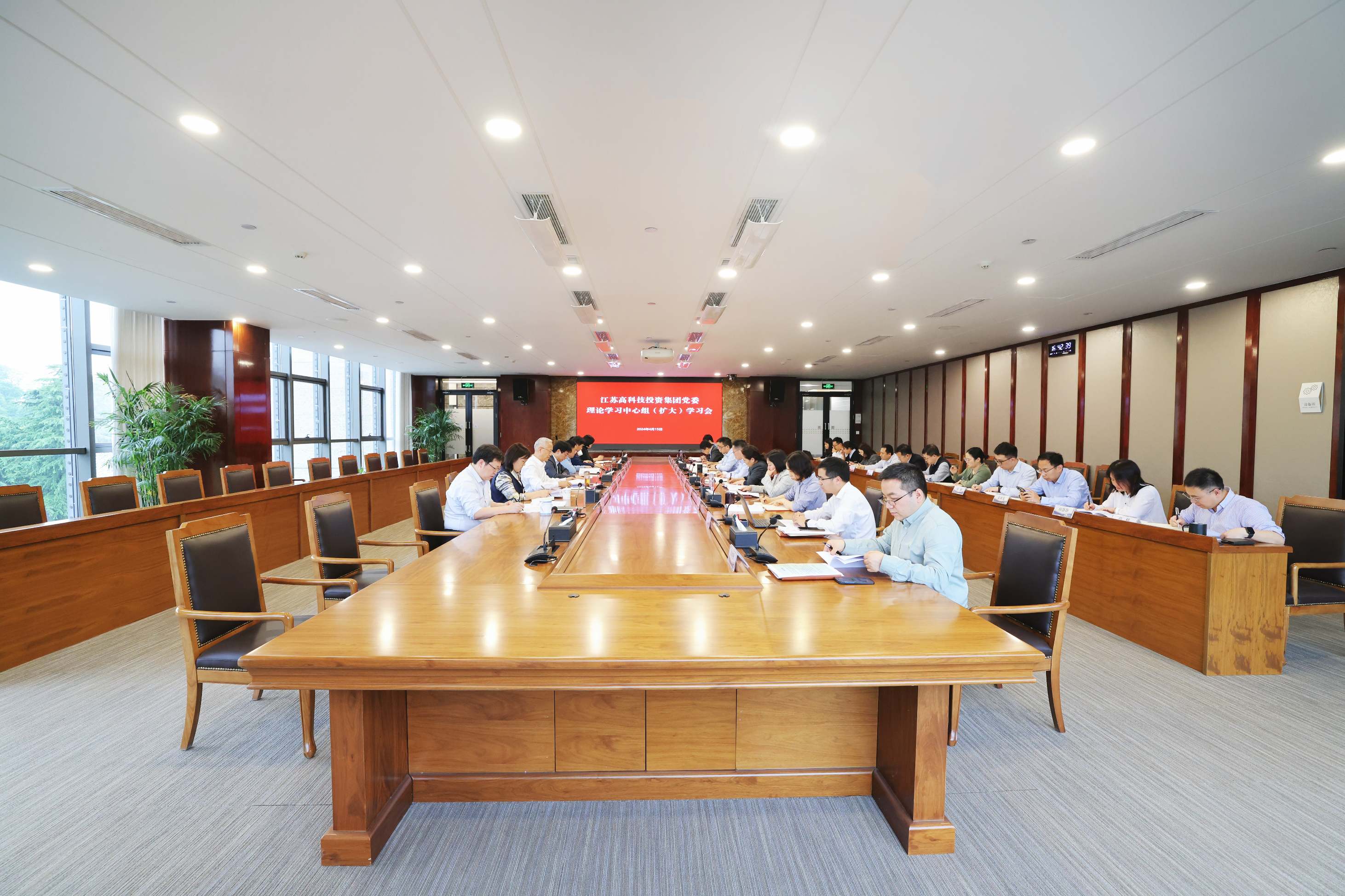 1.. 高投集團召開黨委中心組（擴大）學習會，對高投集團開展黨紀學習教育進行部署.jpg